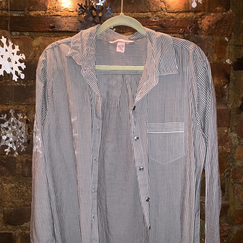 VICTORIAS SECRET PAJAMA BUTTON UP TOP 💗